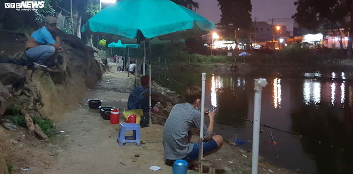 Nhộn nhịp 'câu cá âm phủ' ở nghĩa trang Bình Hưng Hoà - 4