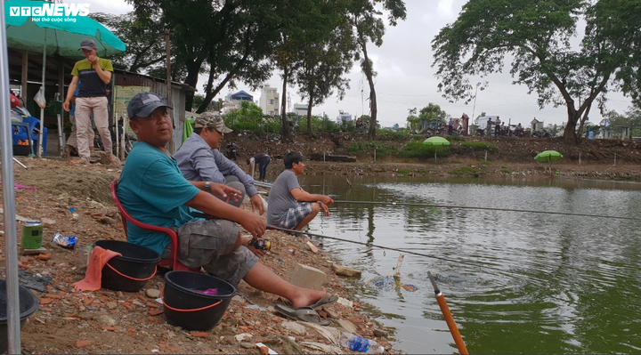 Nhộn nhịp 'câu cá âm phủ' ở nghĩa trang Bình Hưng Hoà - 2