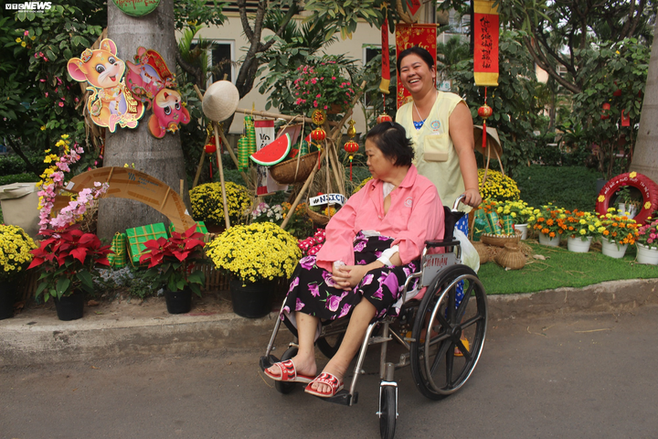 Cận cảnh đường hoa Tết đầu tiên trong bệnh viện ở TP.HCM - 7