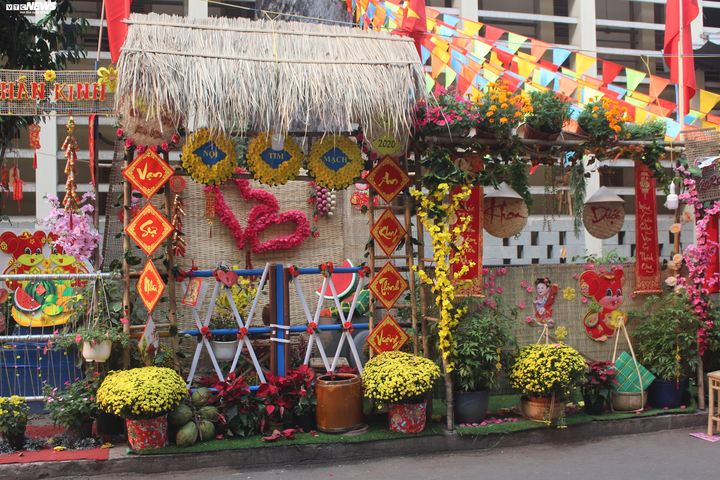 Cận cảnh đường hoa Tết đầu tiên trong bệnh viện ở TP.HCM - 8