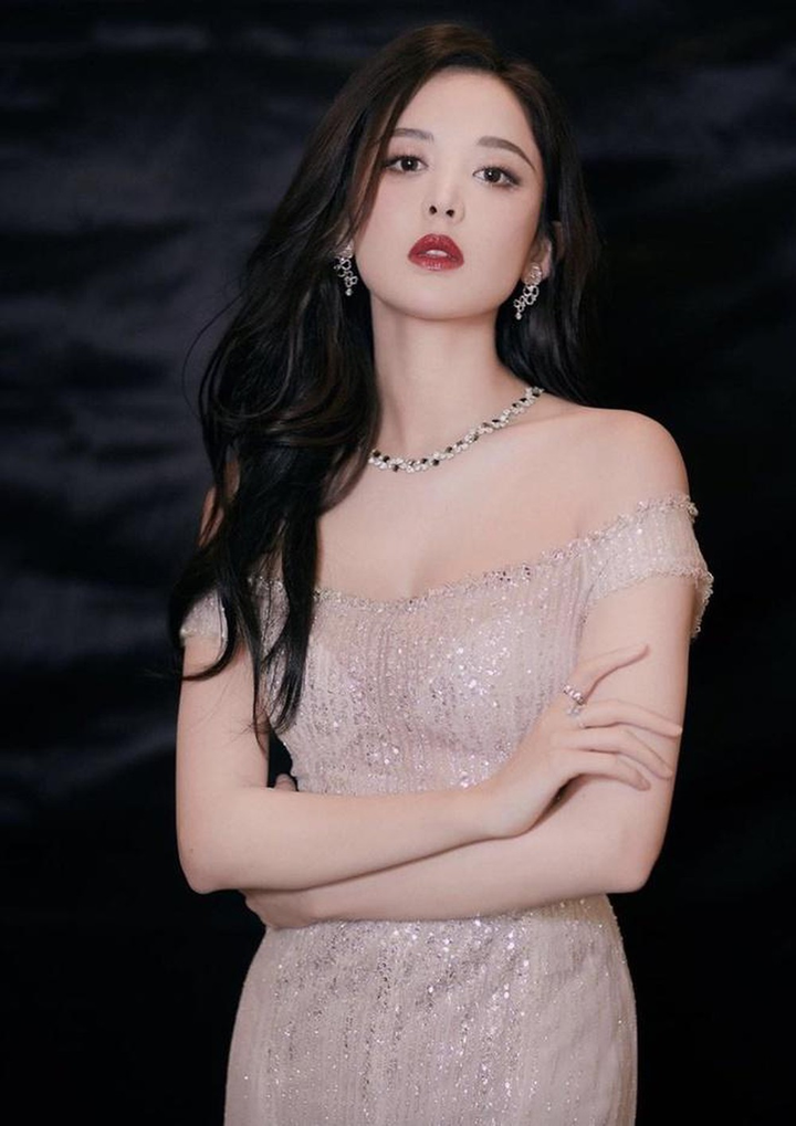 Nhan sắc một chín một mười nhưng Địch Lệ Nhiệt Ba - Cổ Lực Na Trát lại khác biệt về sự nghiệp - 4