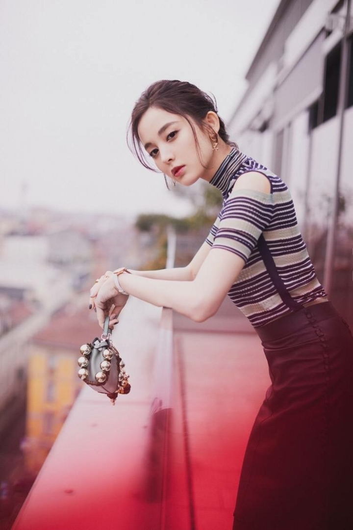 Nhan sắc một chín một mười nhưng Địch Lệ Nhiệt Ba - Cổ Lực Na Trát lại khác biệt về sự nghiệp - 3