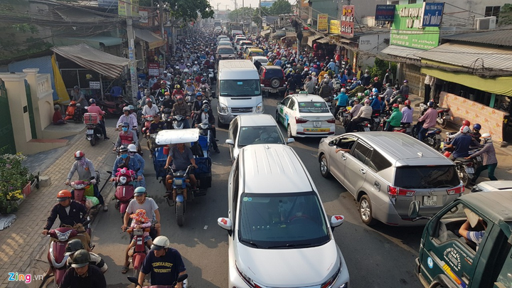 Đường về miền Tây tê liệt, tài xế đứng cắn hạt dưa giữa quốc lộ - 4