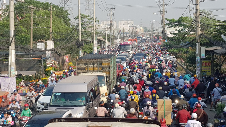 Đường về miền Tây tê liệt, tài xế đứng cắn hạt dưa giữa quốc lộ - 3