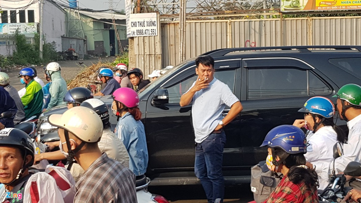 Đường về miền Tây tê liệt, tài xế đứng cắn hạt dưa giữa quốc lộ - 6