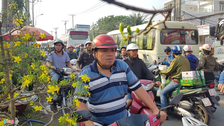 Đường về miền Tây tê liệt, tài xế đứng cắn hạt dưa giữa quốc lộ - 7