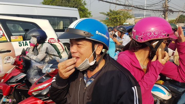 Đường về miền Tây tê liệt, tài xế đứng cắn hạt dưa giữa quốc lộ - 5