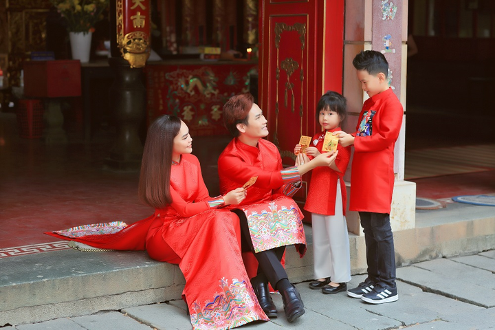 MC VTV Hồng Phúc: ‘Nhiều năm tôi trực bản tin Tết, các con chỉ gặp bố trên sóng truyền hình’ - 2