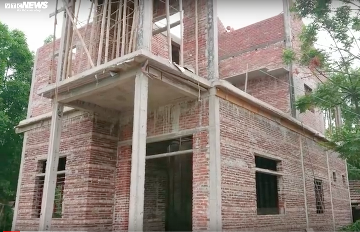 Hai vợ chồng cõng gạch tự xây ‘nhà’ ở Hà Tĩnh - 2