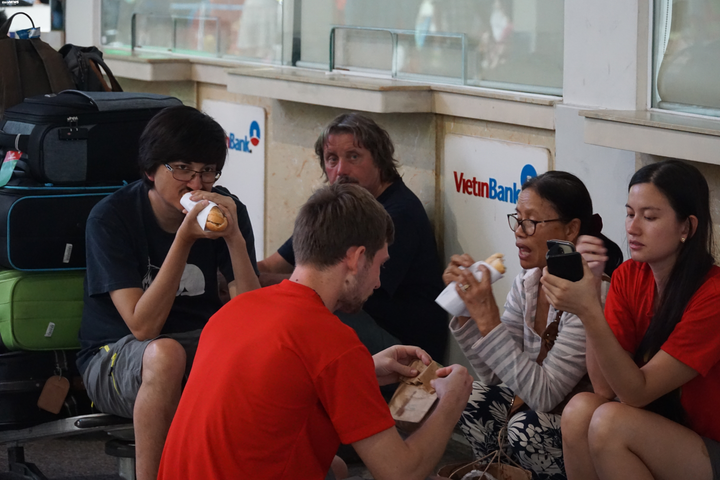 Thảm cảnh vạ vật ngồi chờ, chen chúc ở sân bay Tân Sơn Nhất ngày giáp Tết - 7