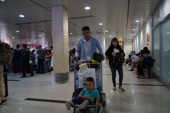 Thảm cảnh vạ vật ngồi chờ, chen chúc ở sân bay Tân Sơn Nhất ngày giáp Tết - 9