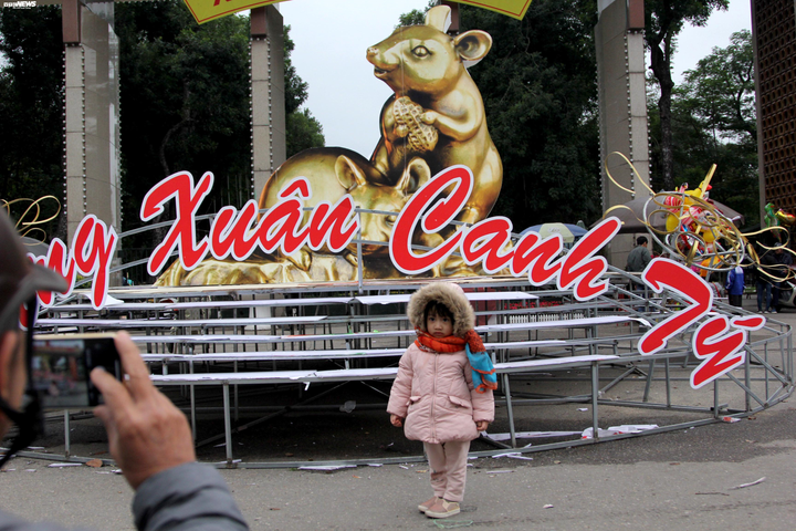 Đường phố rực rỡ cờ hoa, dân Thủ đô rộn ràng đi sắm Tết - 6