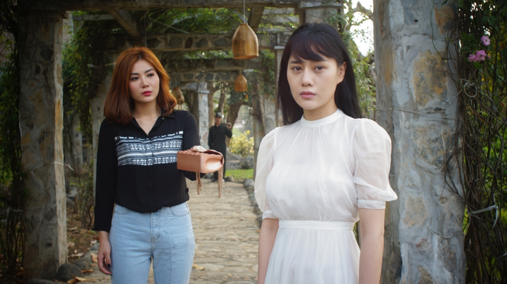 Vừa đóng vai gái làng chơi, Phương Oanh 'Quỳnh búp bê' gây bất ngờ khi vào vai cô giáo - 1