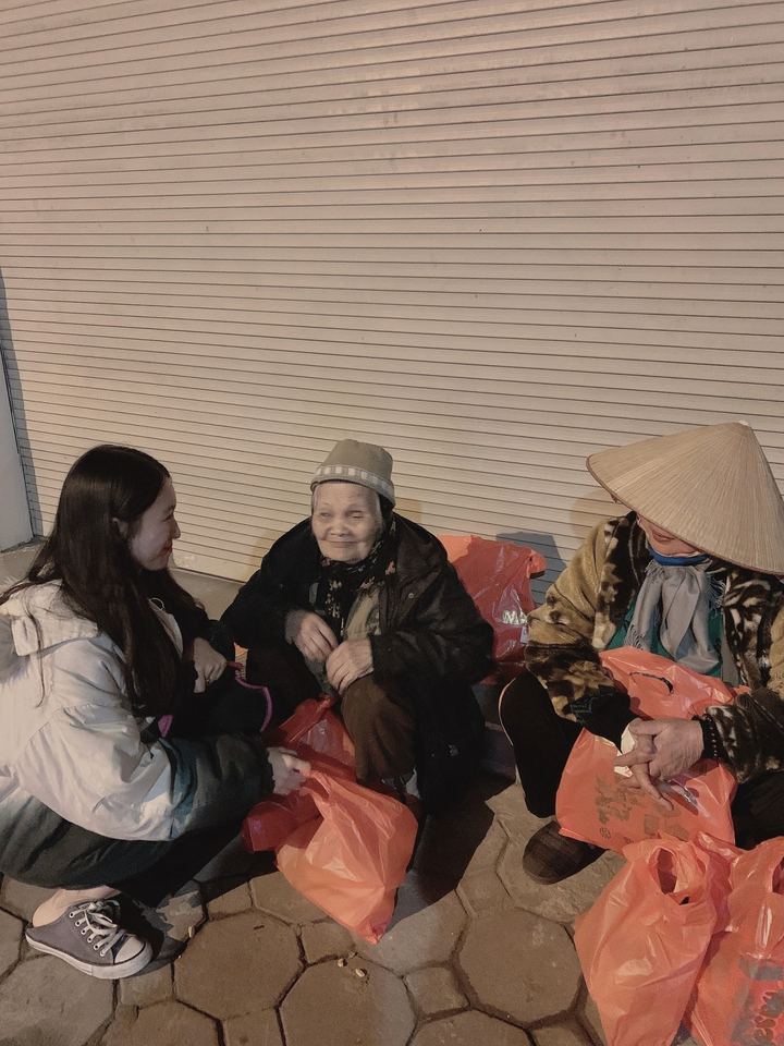 Nữ sinh xinh đẹp Học viện Âm nhạc Quốc gia sẻ chia yêu thương với người vô gia cư ngày cuối năm - 5