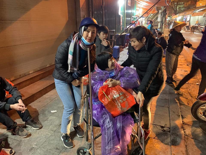 Nữ sinh xinh đẹp Học viện Âm nhạc Quốc gia sẻ chia yêu thương với người vô gia cư ngày cuối năm - 6