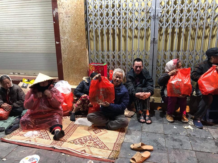 Nữ sinh xinh đẹp Học viện Âm nhạc Quốc gia sẻ chia yêu thương với người vô gia cư ngày cuối năm - 7