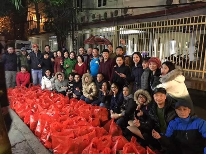 Nữ sinh xinh đẹp Học viện Âm nhạc Quốc gia sẻ chia yêu thương với người vô gia cư ngày cuối năm - 9