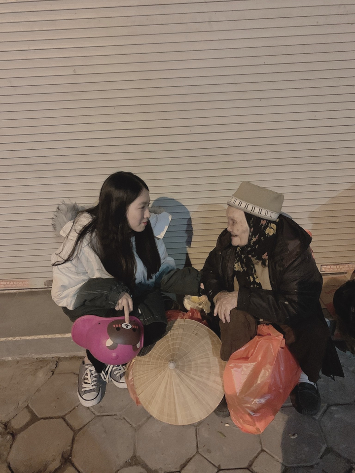 Nữ sinh xinh đẹp Học viện Âm nhạc Quốc gia sẻ chia yêu thương với người vô gia cư ngày cuối năm - 8