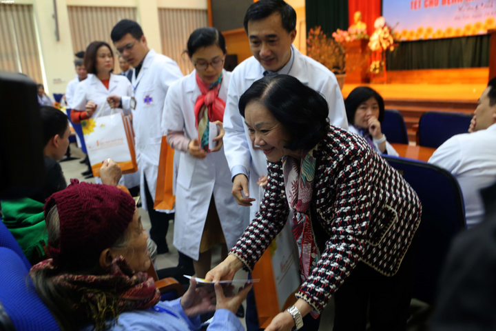 Trưởng ban Dân vận Trung ương thăm, tặng quà bệnh nhân ung thư - 2