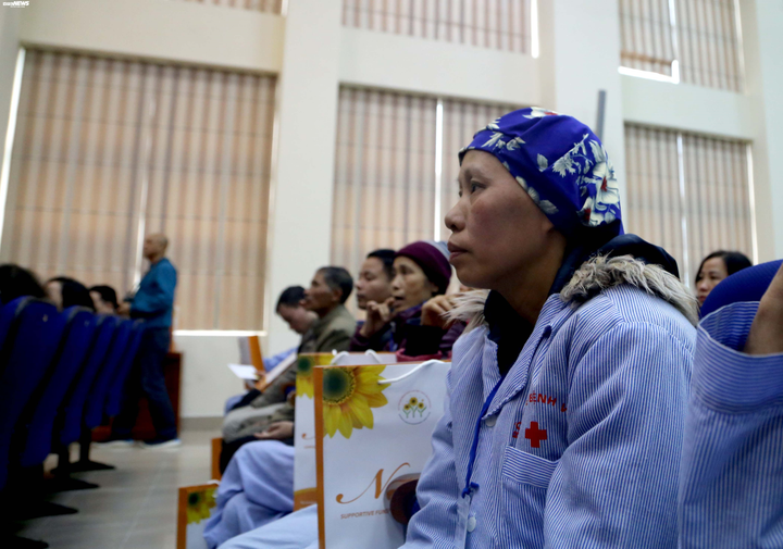 Trưởng ban Dân vận Trung ương thăm, tặng quà bệnh nhân ung thư - 5