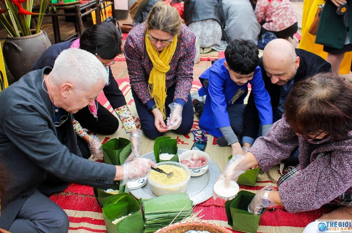 Người nước ngoài háo hức 'ăn Tết' Việt: Thích món ăn, không khí yên bình mà ấm cúng - 4