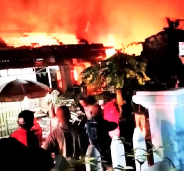 Tiệm tạp hóa cháy lan sang nhà ở, 2 tỷ đồng thành mây khói - 1