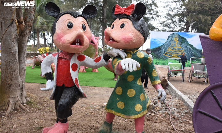 Độc đáo 'gia đình chuột' khổng lồ nắm tay nhau dạo phố Hải Phòng - 3