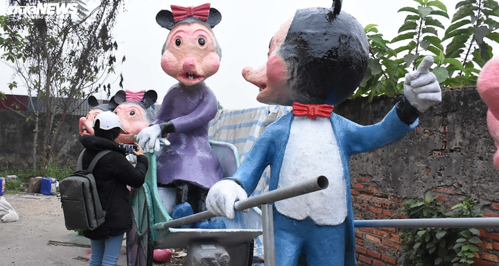 Độc đáo 'gia đình chuột' khổng lồ nắm tay nhau dạo phố Hải Phòng - 10