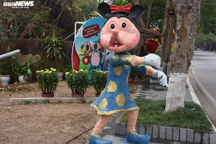 Độc đáo 'gia đình chuột' khổng lồ nắm tay nhau dạo phố Hải Phòng - 4