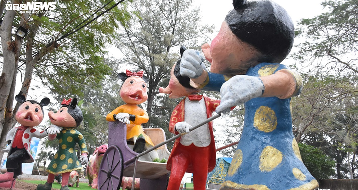 Độc đáo 'gia đình chuột' khổng lồ nắm tay nhau dạo phố Hải Phòng - 16