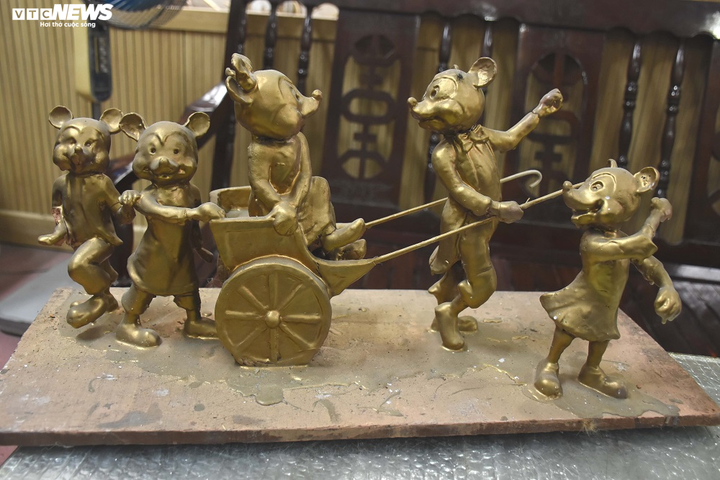 Độc đáo 'gia đình chuột' khổng lồ nắm tay nhau dạo phố Hải Phòng - 8