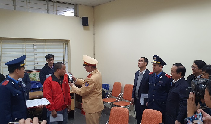 Khách đi xe buýt bất ngờ nhận được mừng tuổi ngày cuối năm - 1