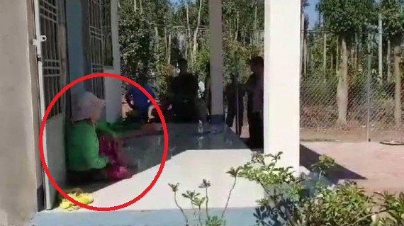 Mời nghi can trộm hoa mai lên làm việc, trung úy công an bị đâm thủng bụng - 1