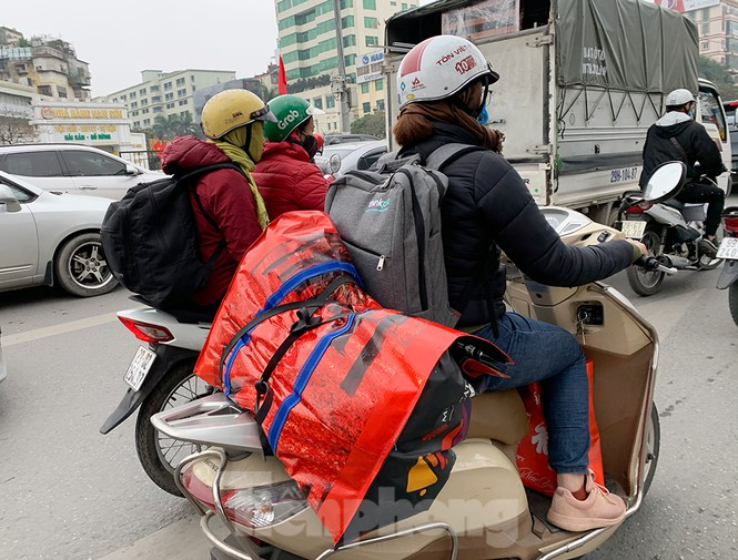 Ảnh: Người dân dùng phương tiện cá nhân về quê, bến xe Hà Nội vắng khách - 10