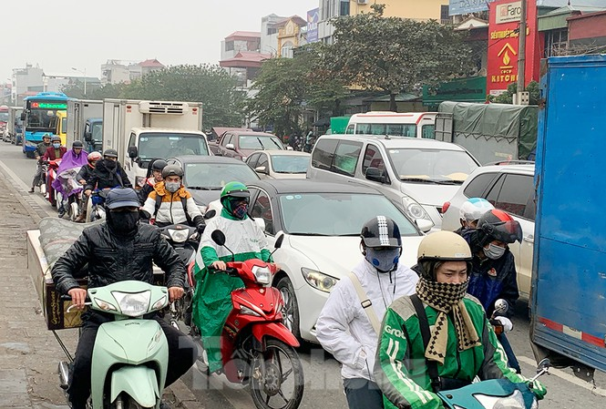 Ảnh: Người dân dùng phương tiện cá nhân về quê, bến xe Hà Nội vắng khách - 11