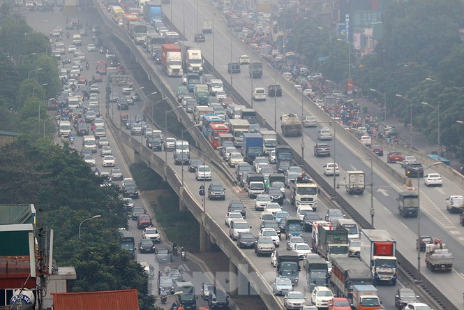 Ảnh: Người dân dùng phương tiện cá nhân về quê, bến xe Hà Nội vắng khách - 12