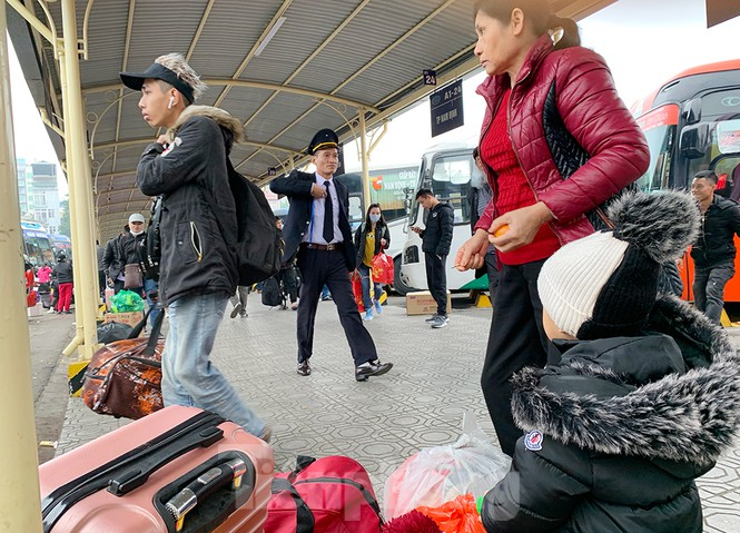 Ảnh: Người dân dùng phương tiện cá nhân về quê, bến xe Hà Nội vắng khách - 3