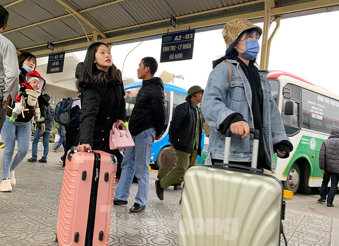 Ảnh: Người dân dùng phương tiện cá nhân về quê, bến xe Hà Nội vắng khách - 4