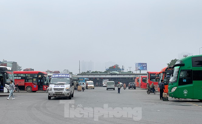 Ảnh: Người dân dùng phương tiện cá nhân về quê, bến xe Hà Nội vắng khách - 5