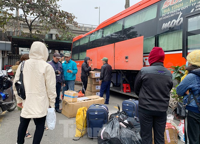 Ảnh: Người dân dùng phương tiện cá nhân về quê, bến xe Hà Nội vắng khách - 7