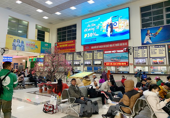 Ảnh: Người dân dùng phương tiện cá nhân về quê, bến xe Hà Nội vắng khách - 8