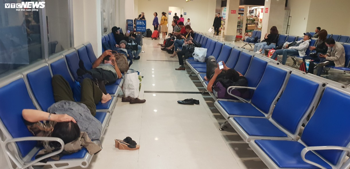 Sợ kẹt xe trễ chuyến, hành khách vạ vật qua đêm ở sân bay Tân Sơn Nhất - 8