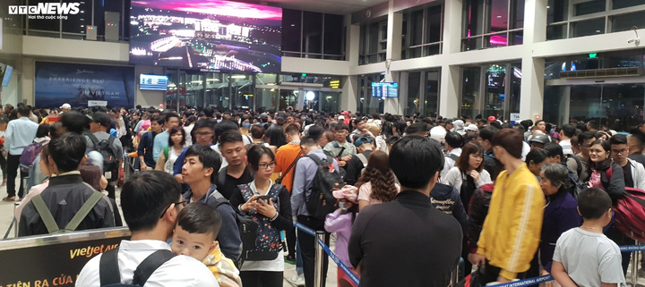 Sợ kẹt xe trễ chuyến, hành khách vạ vật qua đêm ở sân bay Tân Sơn Nhất - 3