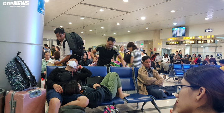 Sợ kẹt xe trễ chuyến, hành khách vạ vật qua đêm ở sân bay Tân Sơn Nhất - 4