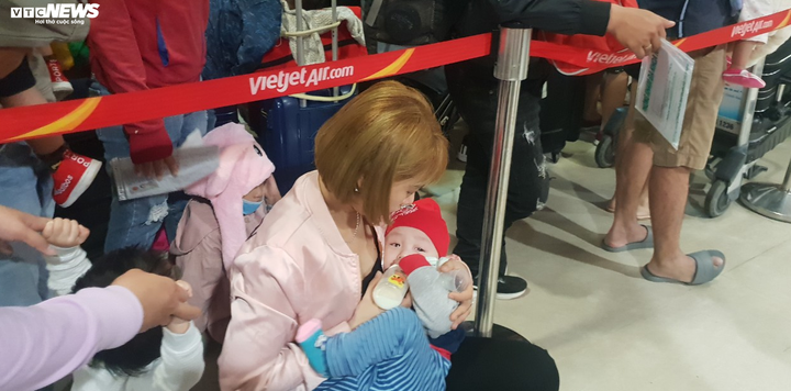 Sợ kẹt xe trễ chuyến, hành khách vạ vật qua đêm ở sân bay Tân Sơn Nhất - 10