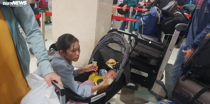 Sợ kẹt xe trễ chuyến, hành khách vạ vật qua đêm ở sân bay Tân Sơn Nhất - 11