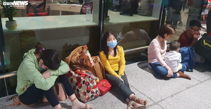 Sợ kẹt xe trễ chuyến, hành khách vạ vật qua đêm ở sân bay Tân Sơn Nhất - 9