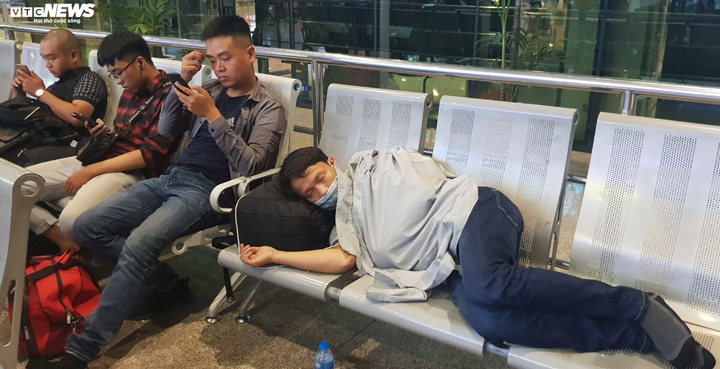 Sợ kẹt xe trễ chuyến, hành khách vạ vật qua đêm ở sân bay Tân Sơn Nhất - 6