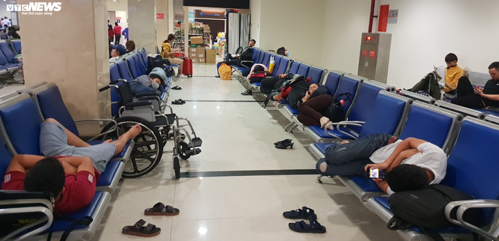 Sợ kẹt xe trễ chuyến, hành khách vạ vật qua đêm ở sân bay Tân Sơn Nhất - 7
