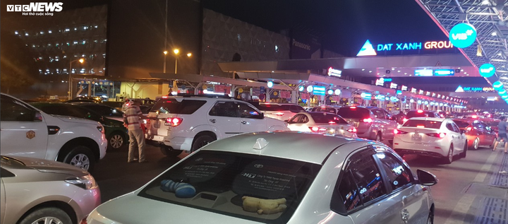 Sợ kẹt xe trễ chuyến, hành khách vạ vật qua đêm ở sân bay Tân Sơn Nhất - 2